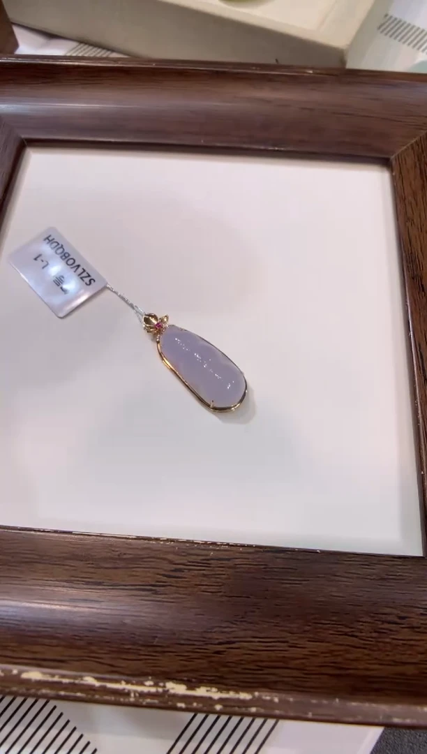 颈饰18K金镶嵌翡翠福豆