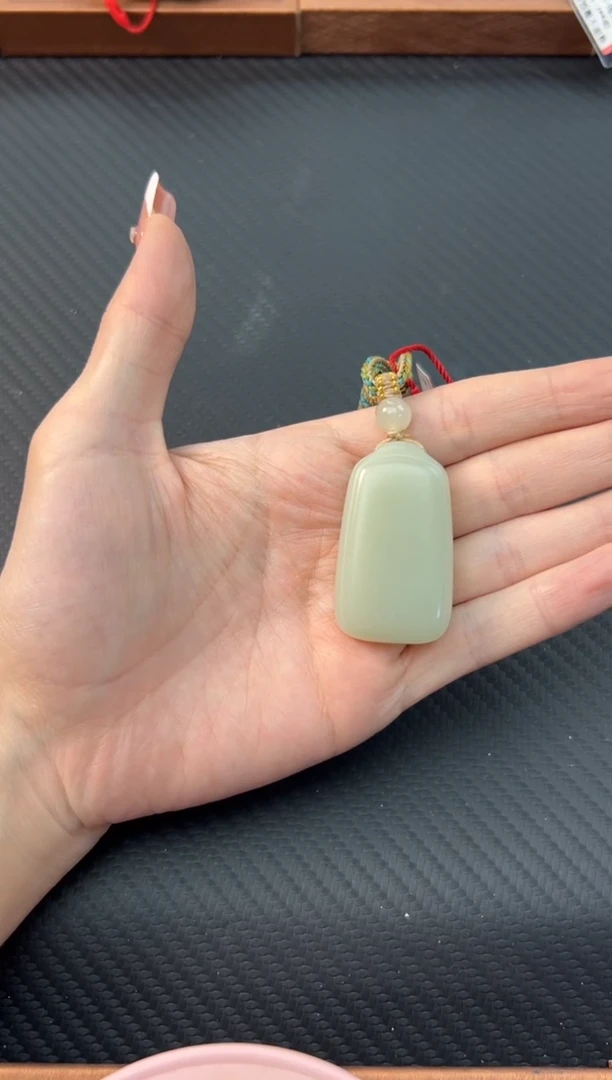 【闪购商品】和田玉吊坠(赠链)未镶嵌且末微色差迪克兰吊坠