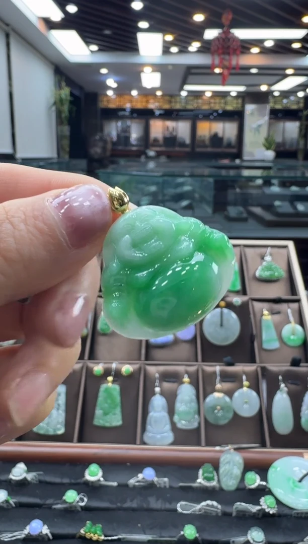 颈饰18K金镶嵌翡翠佛公