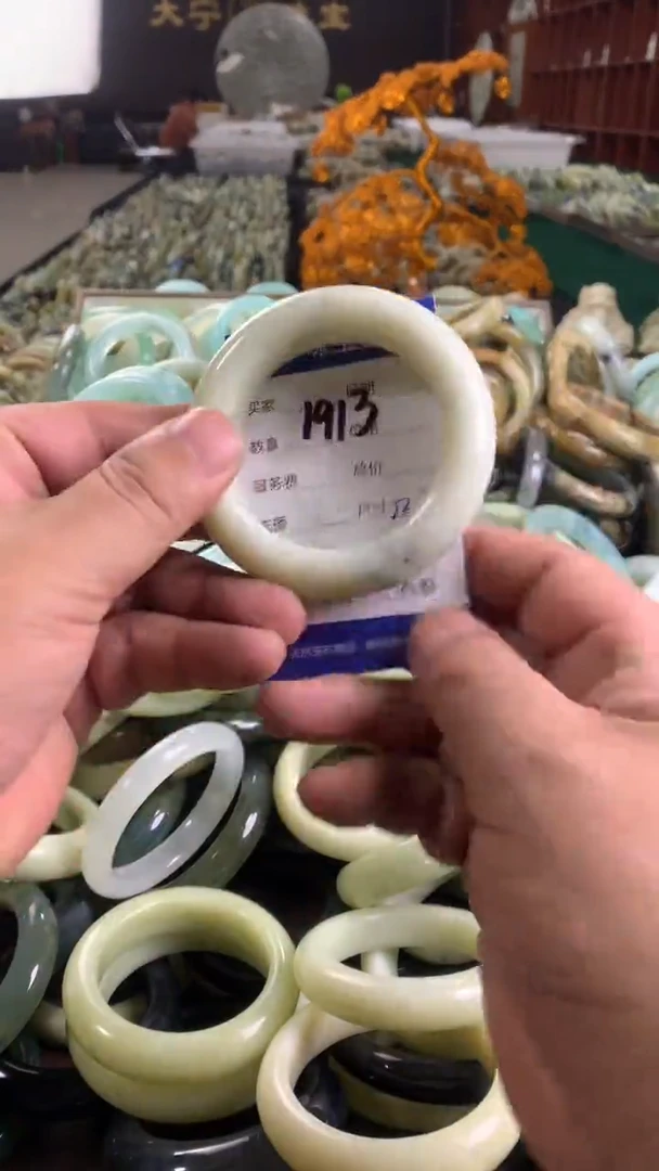 未镶嵌蛇纹石玉手镯1913