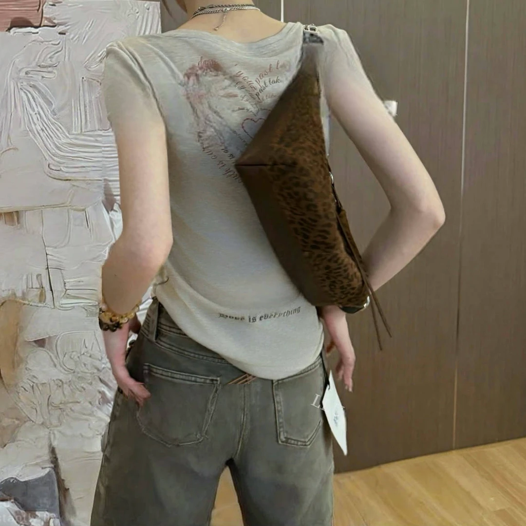 设计感时尚气质收腰显瘦短袖T恤女2025夏季新款小众印花通勤上衣