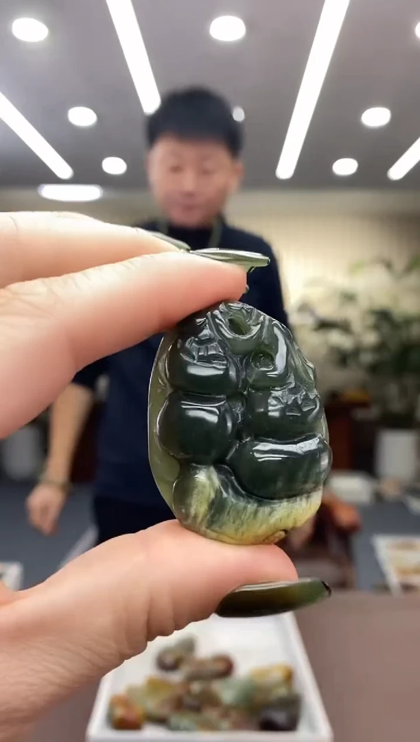 颈饰未镶嵌透闪石质玉吊坠