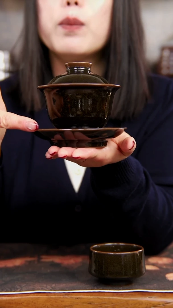 乌金黑色的三才盖碗