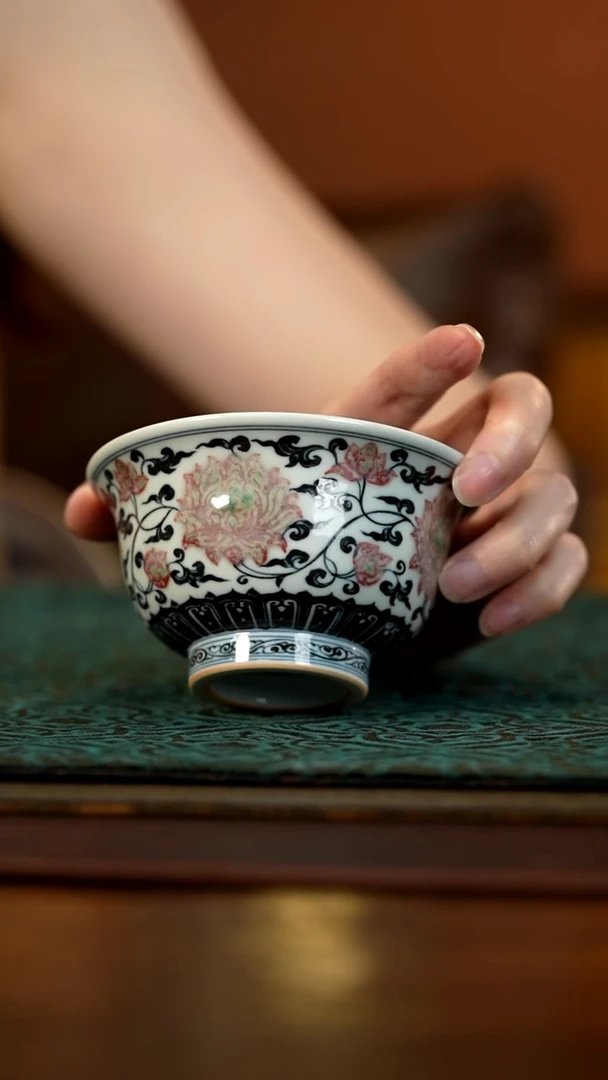 青花釉里红鱼藻纹压手杯