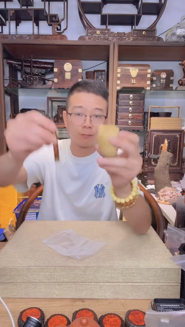 乌木类架子098大红酸枝烟嘴+绿檀知足手把件