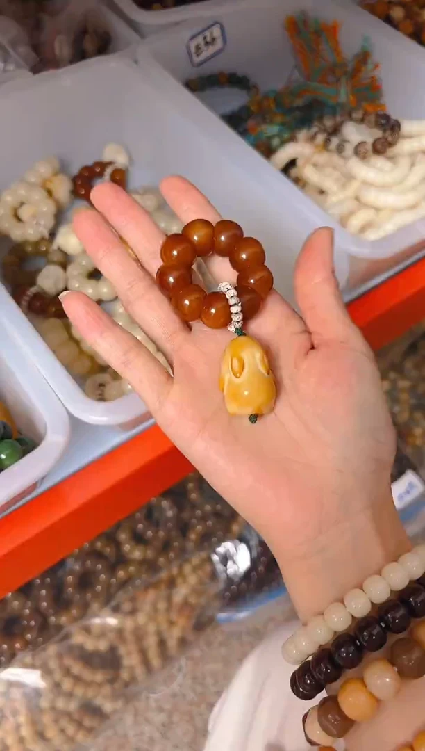 吊坠菩提根/象牙果栗子手捻带大黄色兔