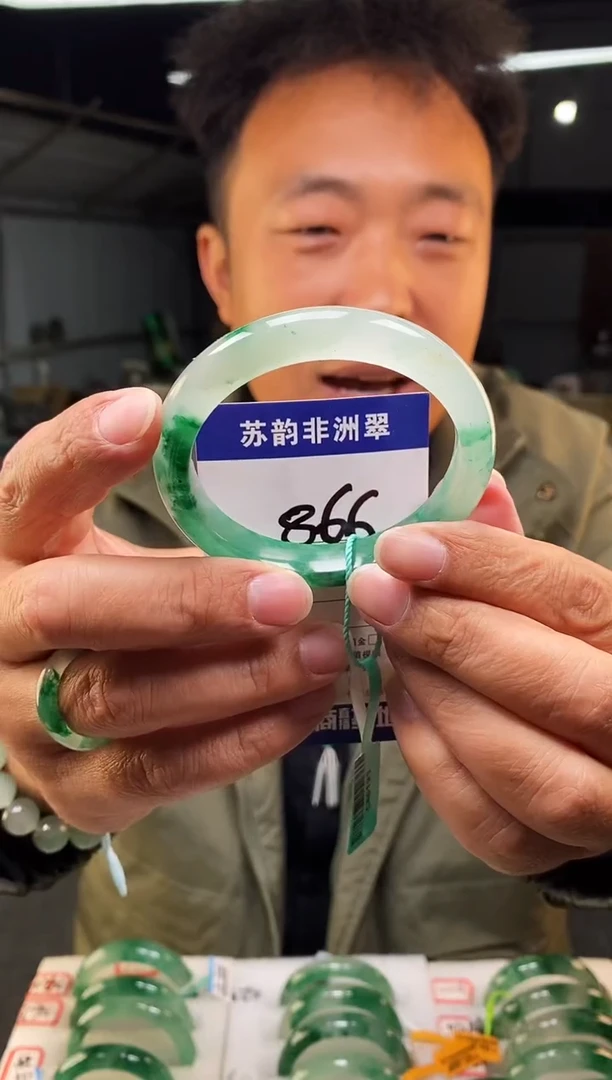 未镶嵌手镯石英质玉（非洲翠）54
