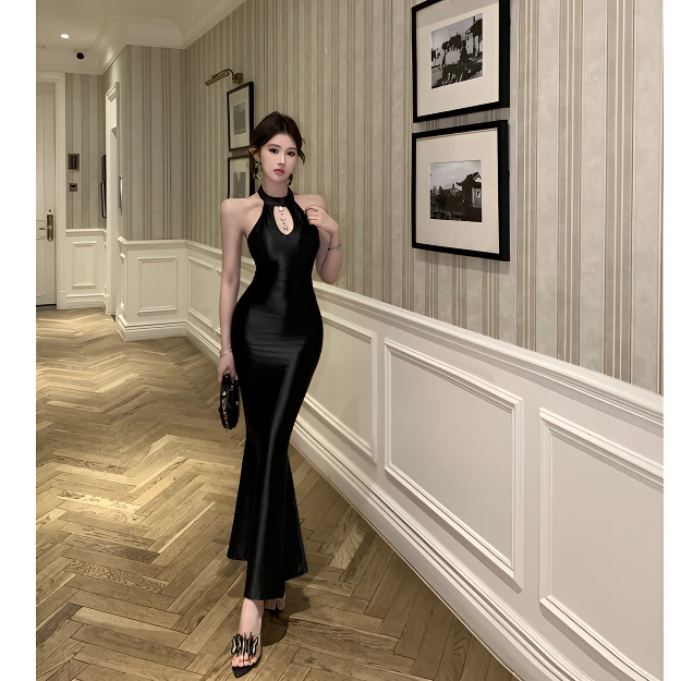 纯欲性感夏季新款法式设计感复古重工镶钻挂脖气质显瘦包臀连衣裙