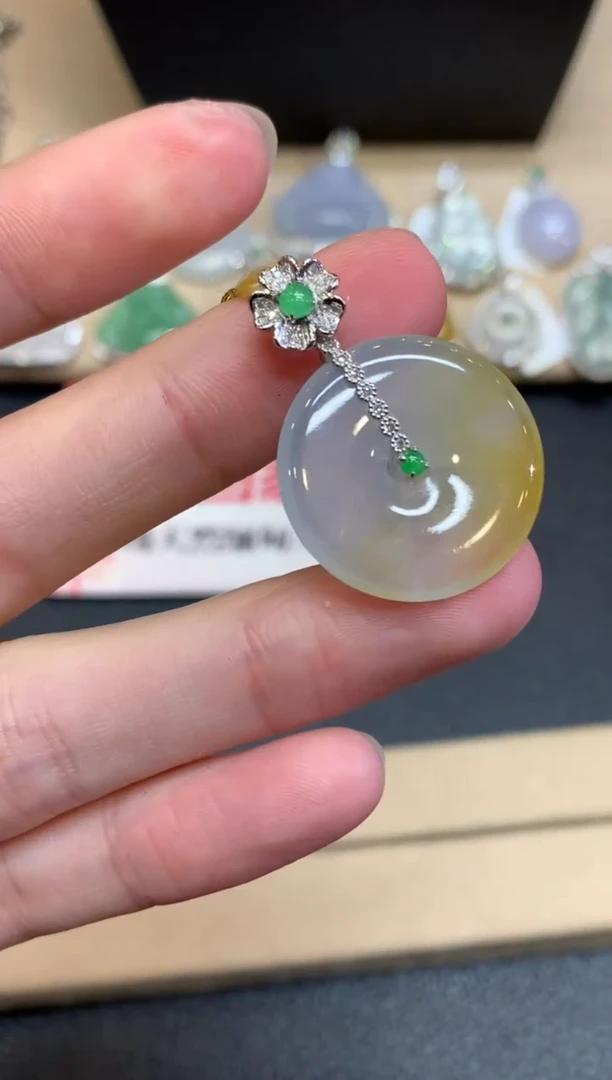 【闪购商品】翡翠颈饰18K金镶嵌平安扣【无服务费】