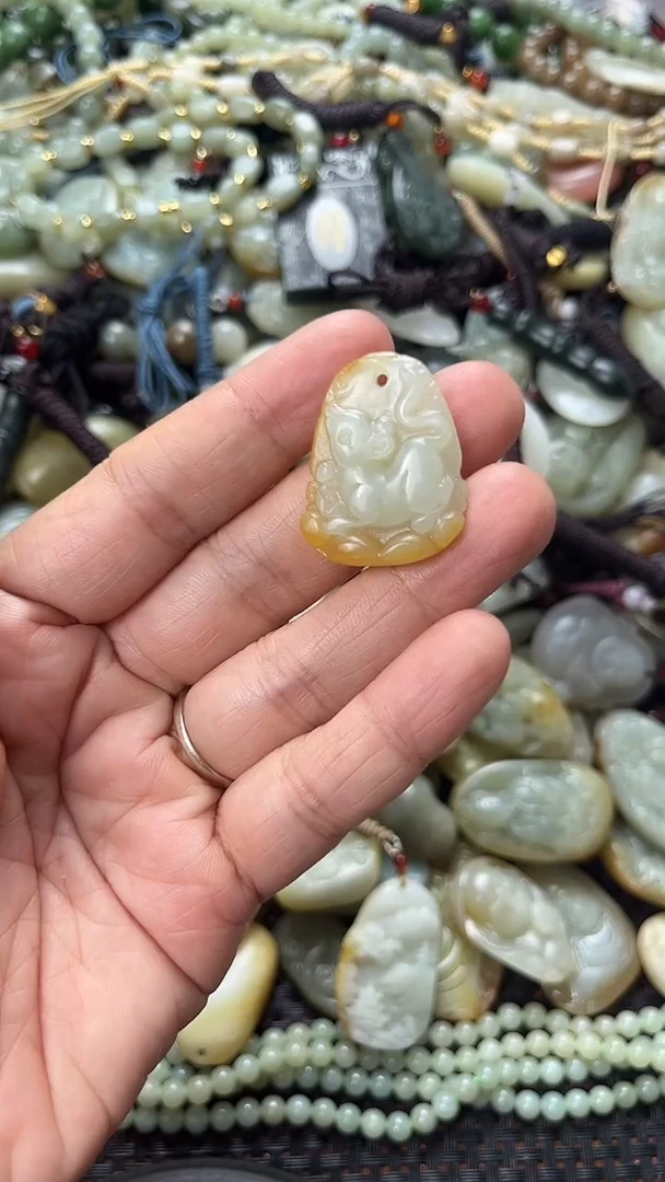 和田玉未镶嵌颈饰（多样性发一件）没有证书有瑕