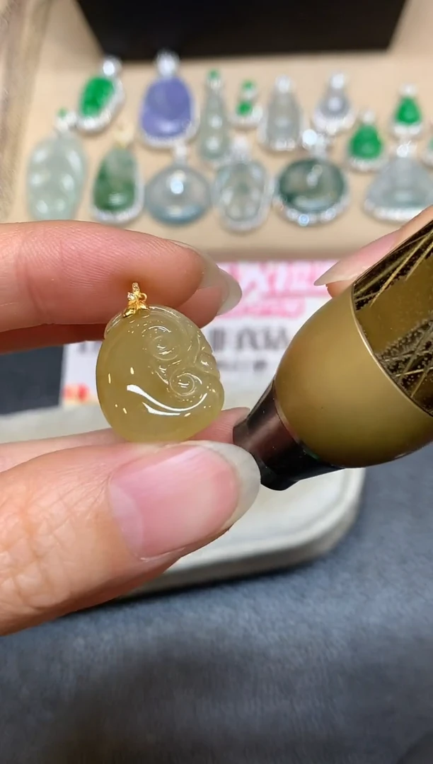 颈饰18K金镶嵌翡翠如意【无服务费