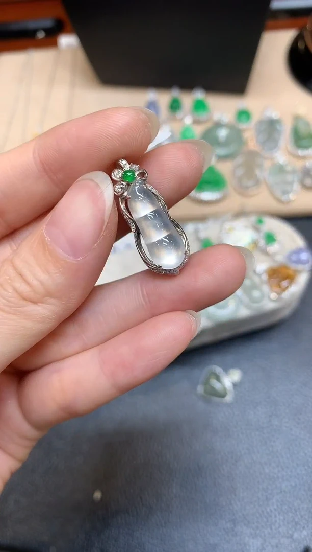 颈饰18K金镶嵌翡翠福豆【无服务费