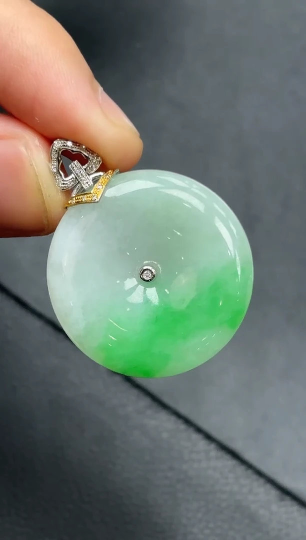 18K金镶嵌挂件翡翠平安扣