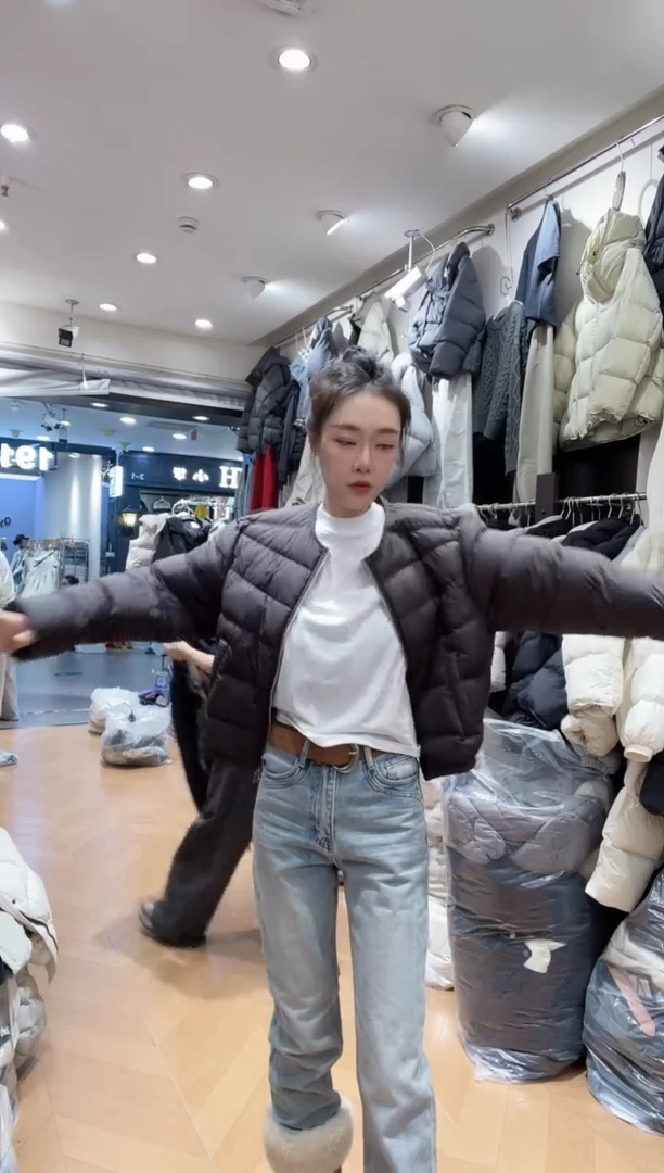 圆领咖色羽绒外套