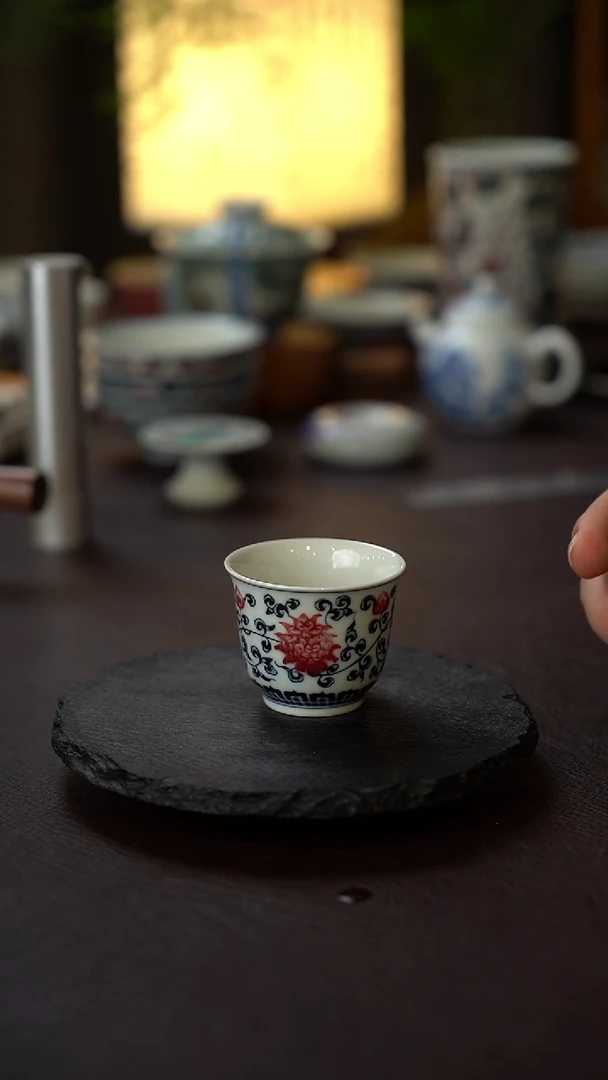 景德镇全手工手绘青花釉里红缠枝莲直口主人杯（微瑕）