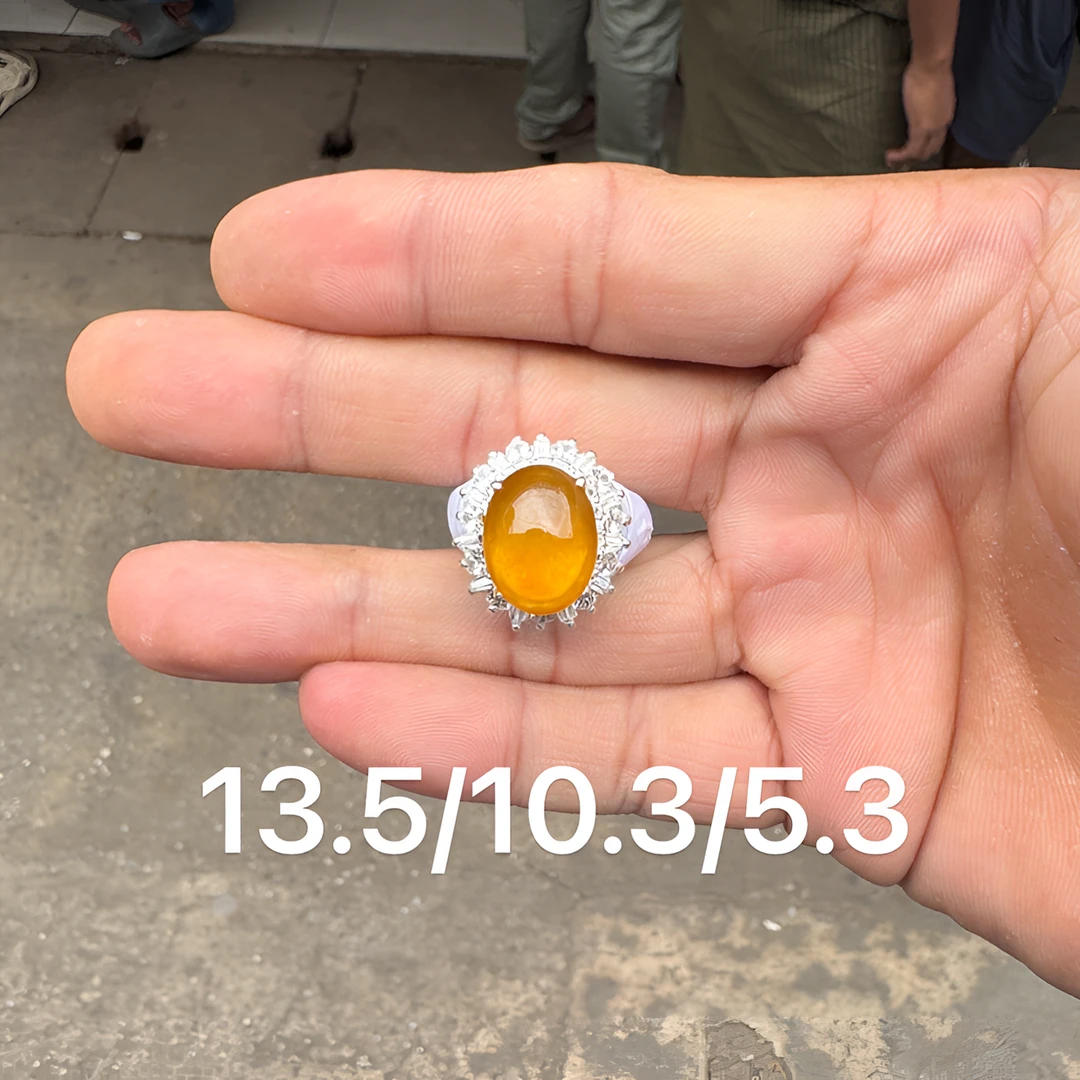 0710(小哪吒在源头)玻璃种翡翠黄翡戒面干净肉细饱满荧光足M220
