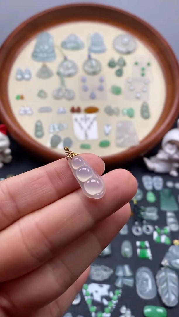 颈饰18K金镶嵌翡翠冰豆子/芬