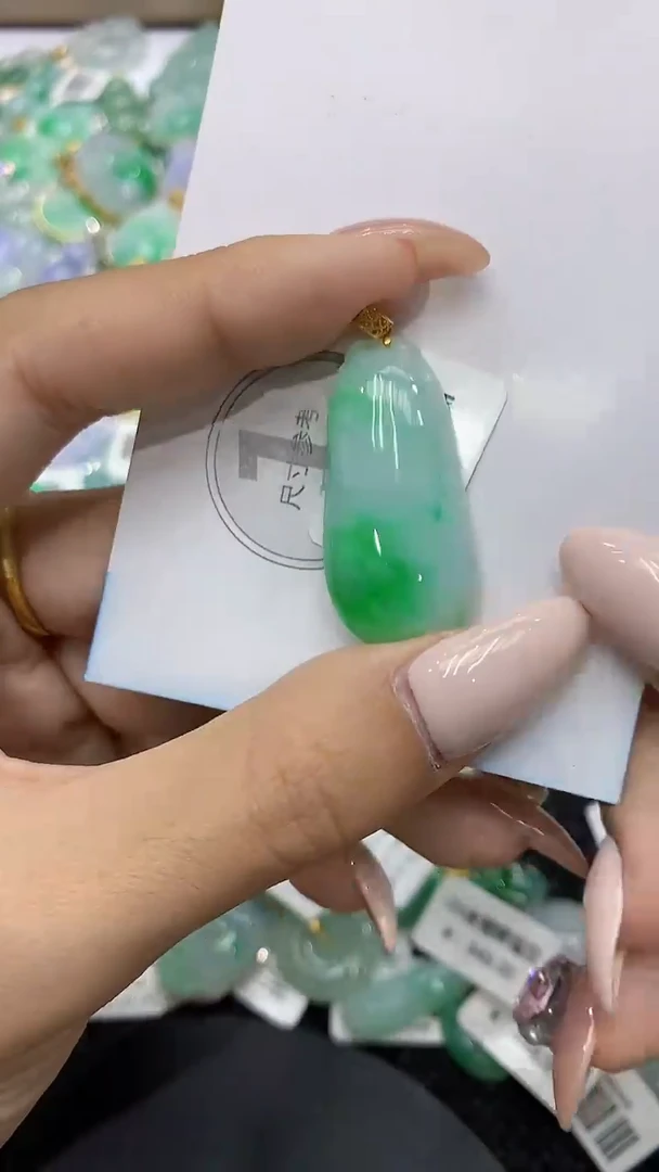 颈饰18K金镶嵌翡翠111111111111