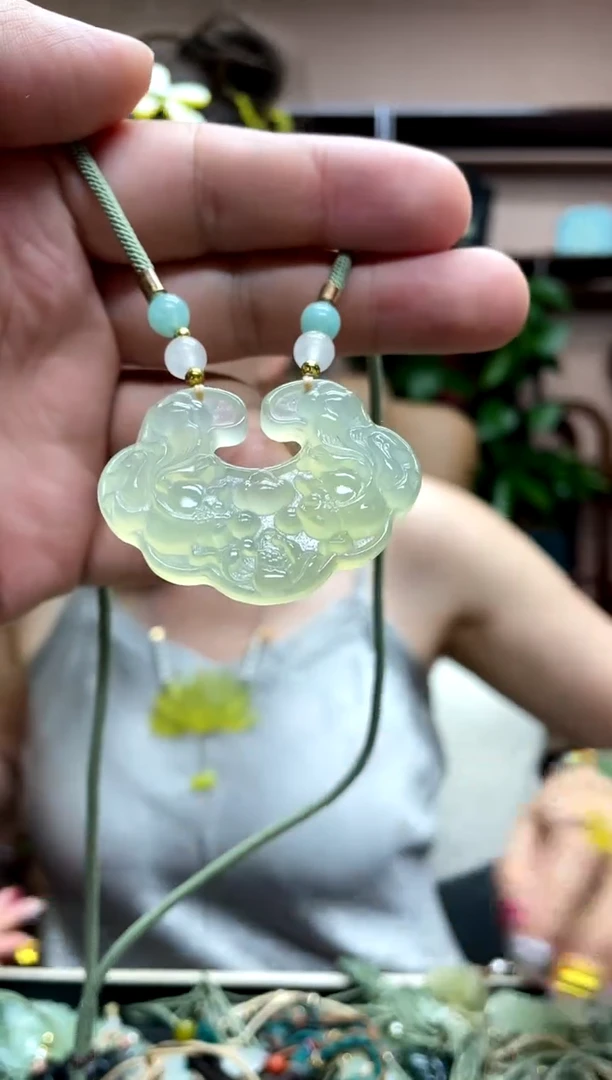 岫玉未镶嵌颈饰·