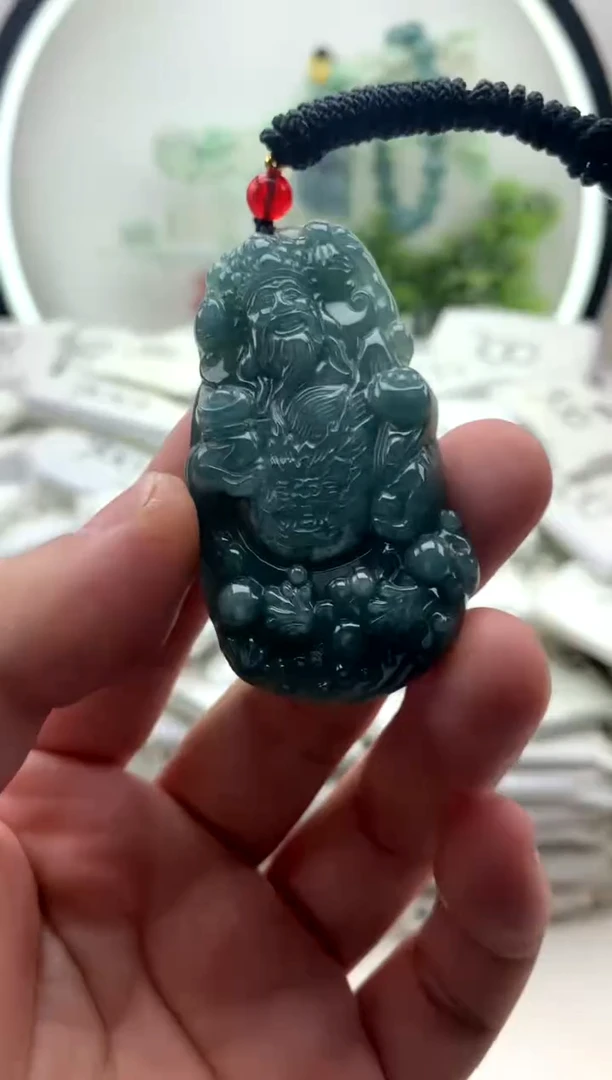 翡翠未镶嵌颈饰财神