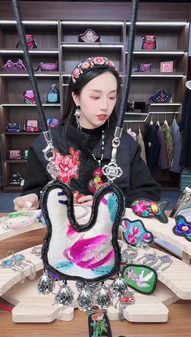 织绣44蒙阿苏苗绣传承店