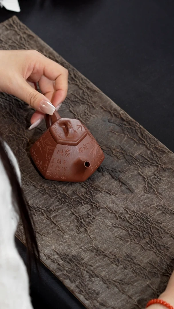 茶壶紫砂六方子冶底槽清150cc刻绘