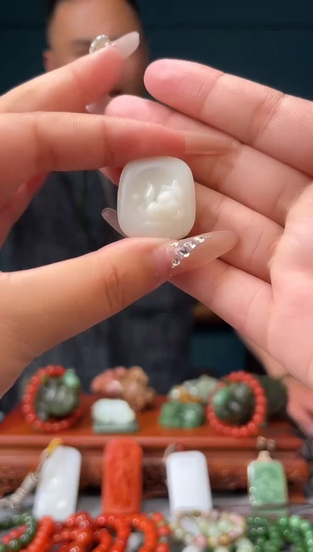 和田玉未镶嵌颈饰吊坠