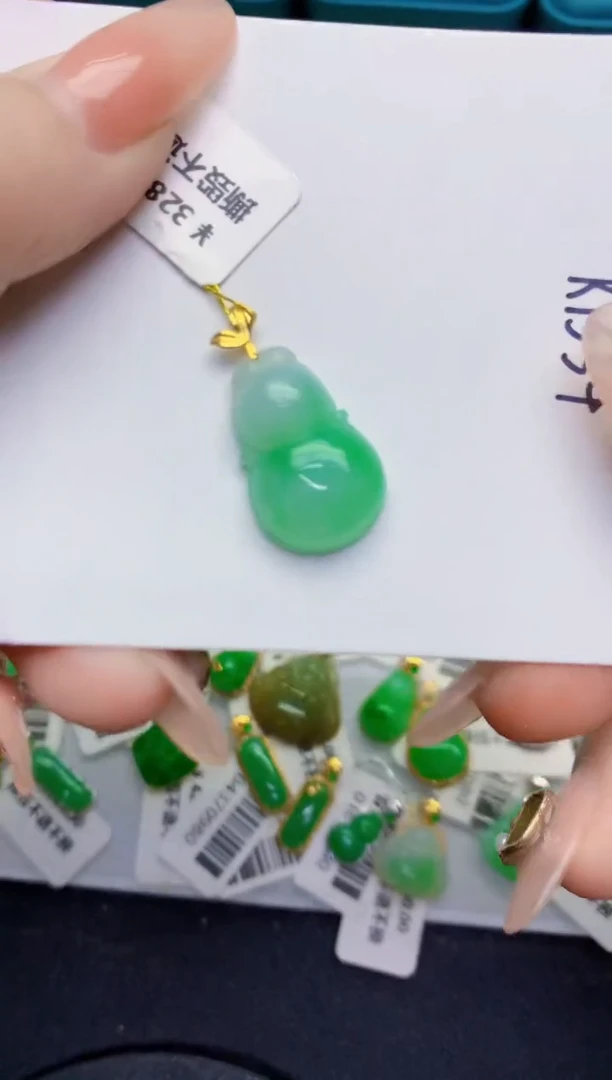 颈饰18K金镶嵌翡翠缅甸天然翡翠A货