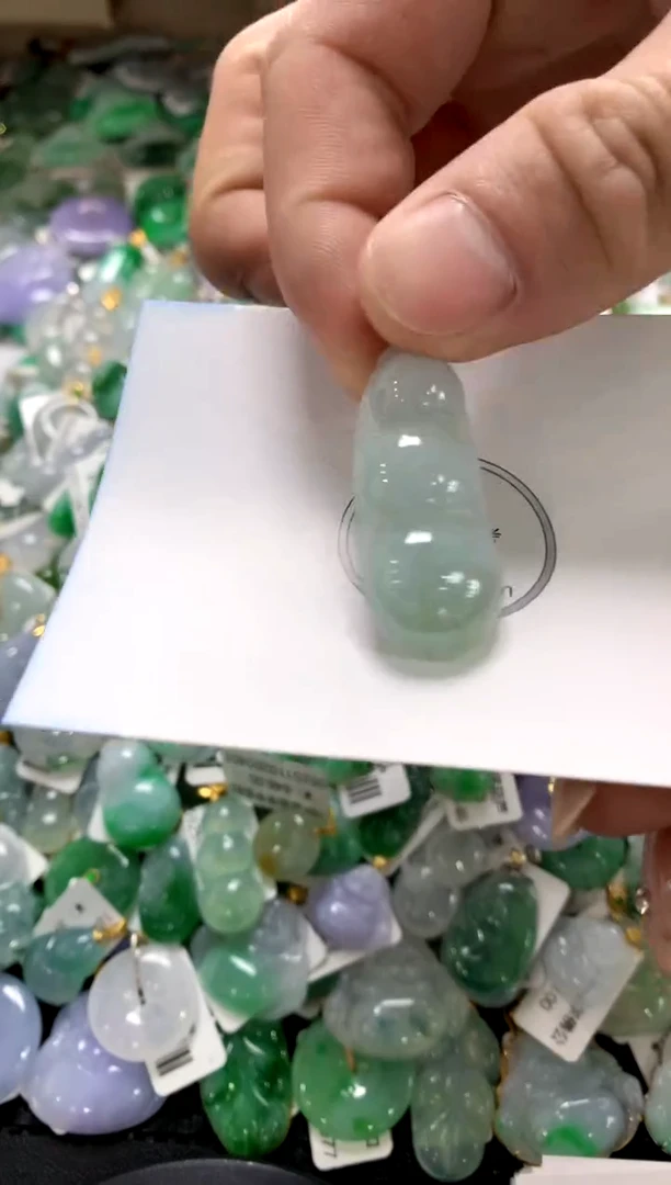 颈饰18K金镶嵌翡翠1111111111111111