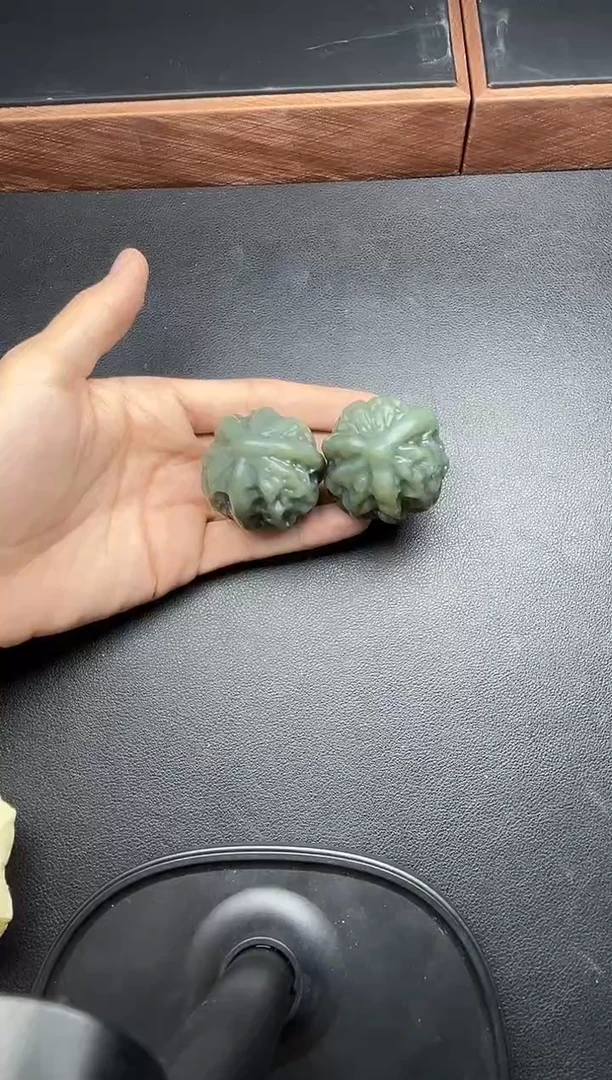 吊坠(不含链)未镶嵌和田玉且末微色差核桃把件