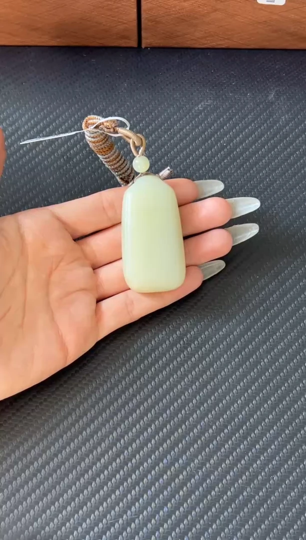 吊坠(赠链)未镶嵌和田玉且末微色差迪克兰二细吊坠