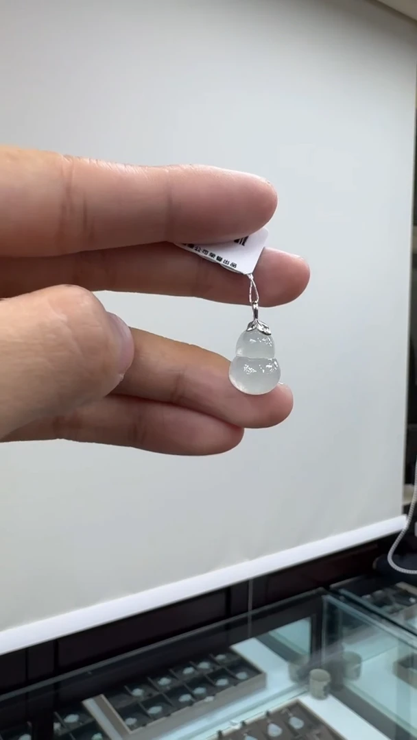 颈饰18K金镶嵌翡翠葫芦