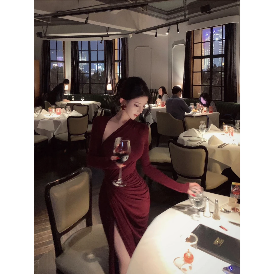 法式气质女神2025秋冬新款名媛御姐风ins性感斜肩褶皱连衣裙长裙