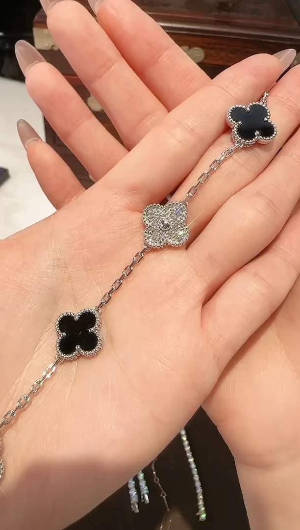 【闪购商品】钻石手链18K金镶嵌12克熊猫手链