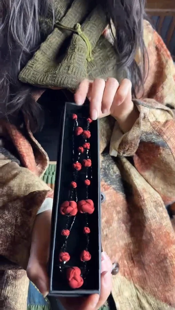 设计师款红色香云纱项链