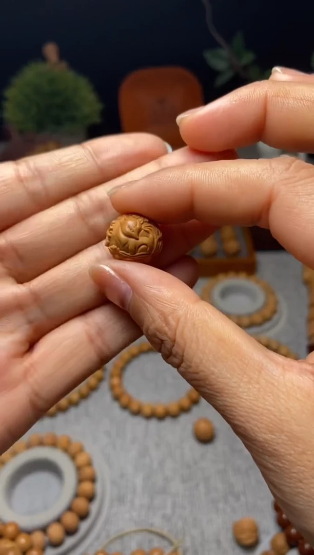 【闪购商品】猴头核桃吊坠花丛九尾狐15.8