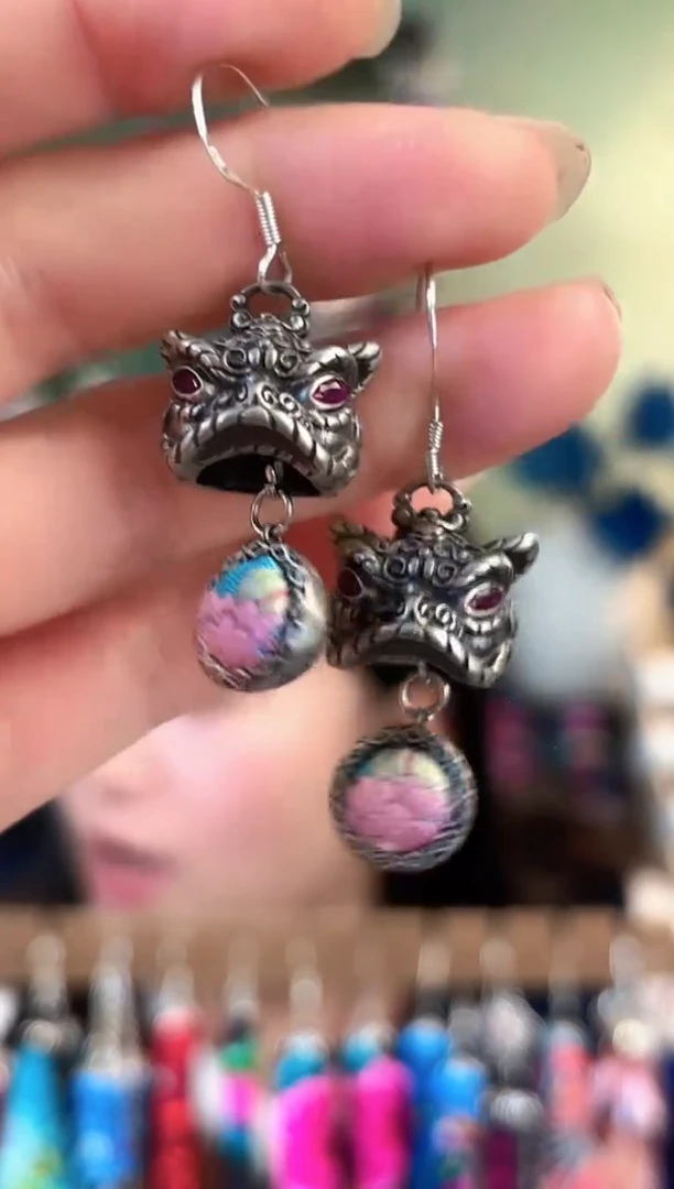 彩云南阁非遗老绣饰品248