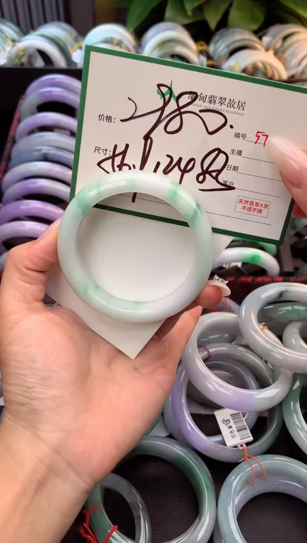 未镶嵌定制翡翠毛货需精细抛光+多人