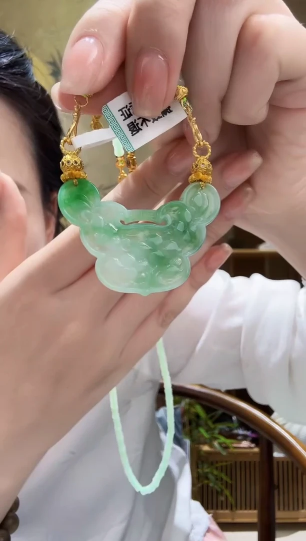 颈饰未镶嵌翡翠吊坠
