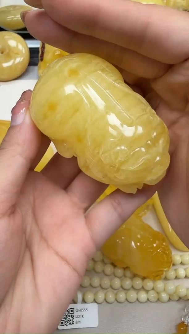 未镶嵌琥珀裸石如图