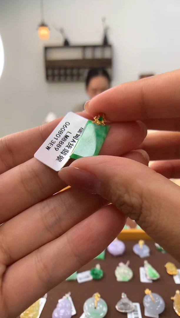 颈饰18K金镶嵌翡翠无事牌