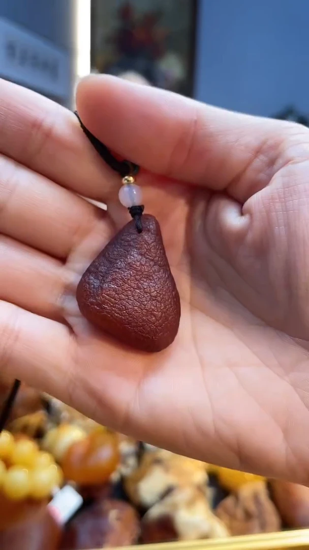 未镶嵌颈饰琥珀吊坠