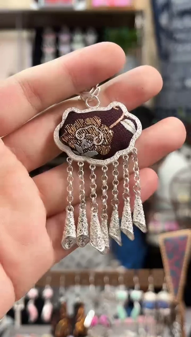 织绣民族风非遗老绣饰品406