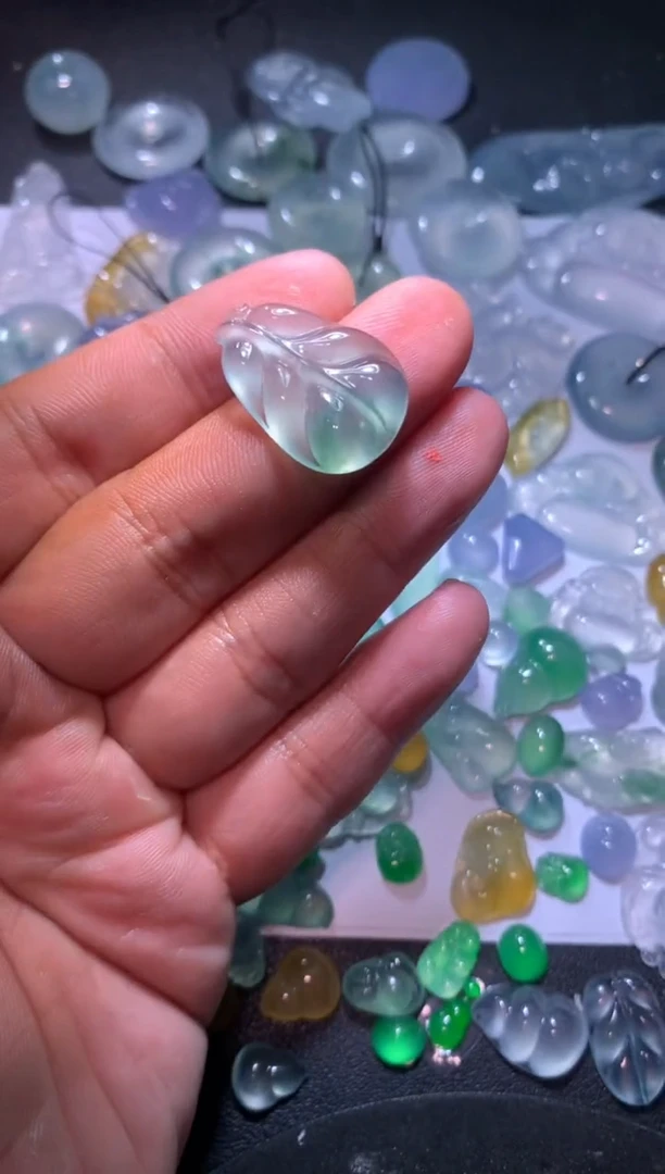 【闪购商品】翡翠颈饰未镶嵌叶子