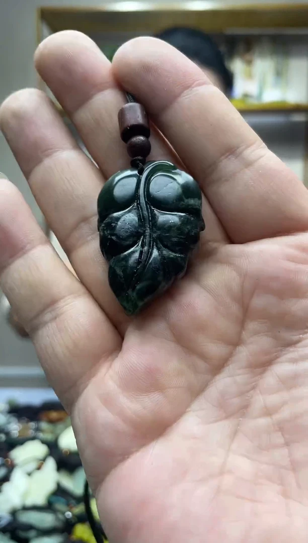 未镶嵌蛇纹石玉吊坠·