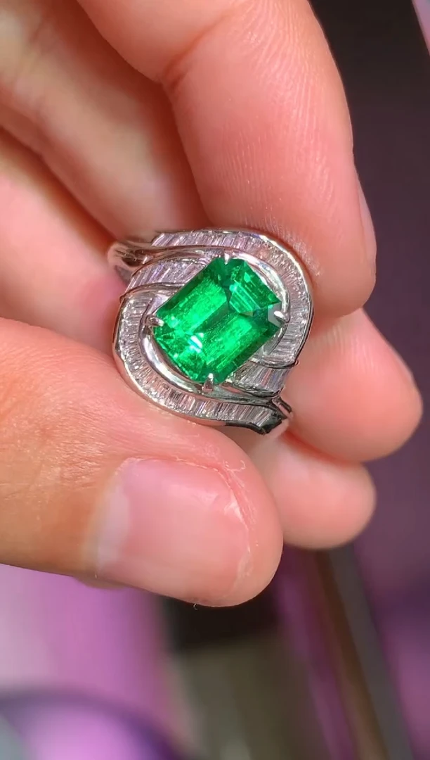 铂Pt900镶嵌戒指祖母绿1.66CT