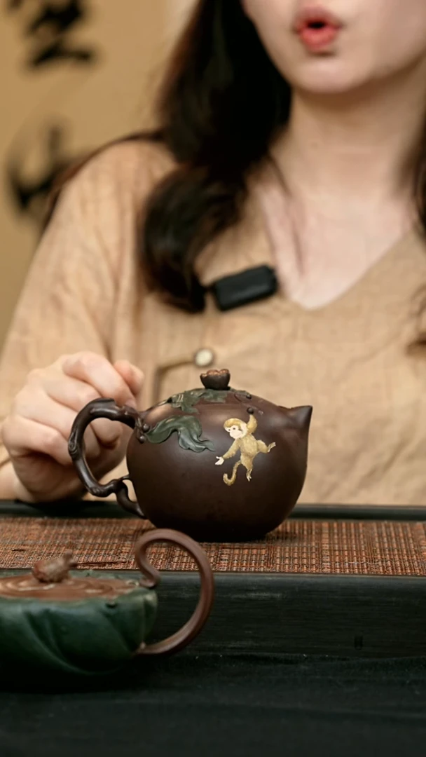 茶壶紫砂寿桃壶 一物见春