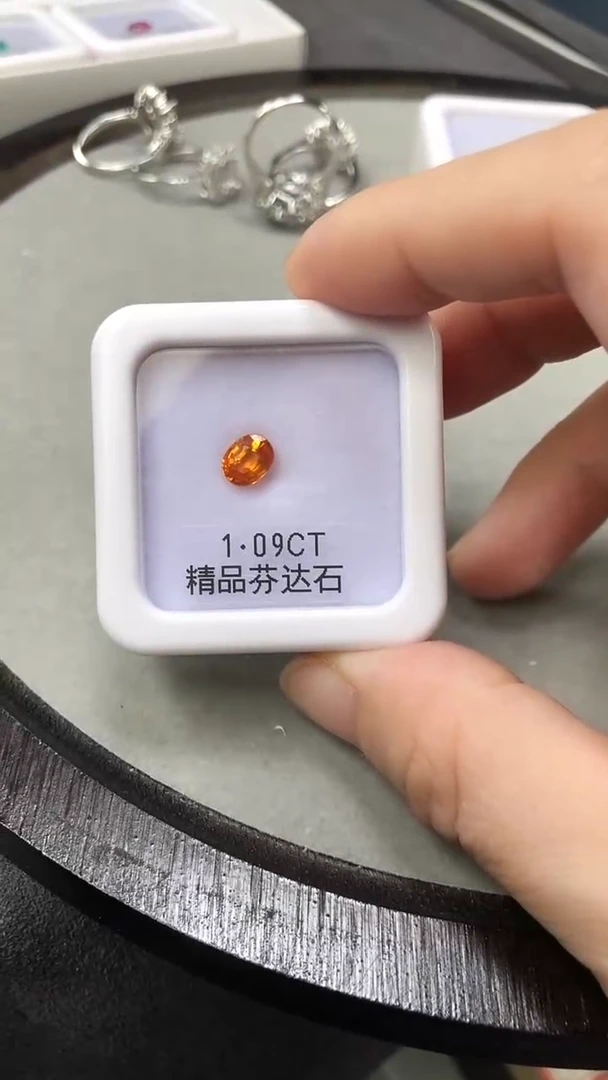 未镶嵌裸石石榴石（芬达石）1.09CT