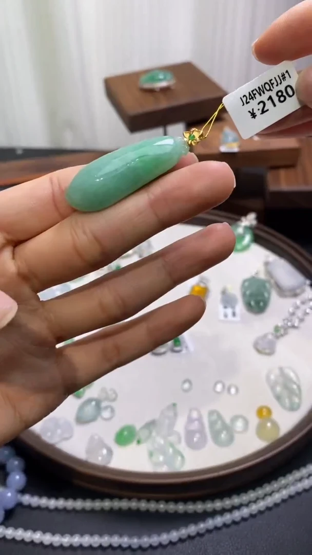 【闪购商品】翡翠颈饰18K金镶嵌福瓜