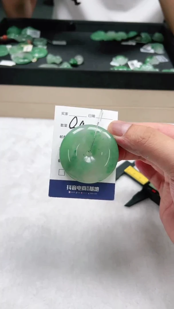 颈饰未镶嵌石英质玉大平安扣